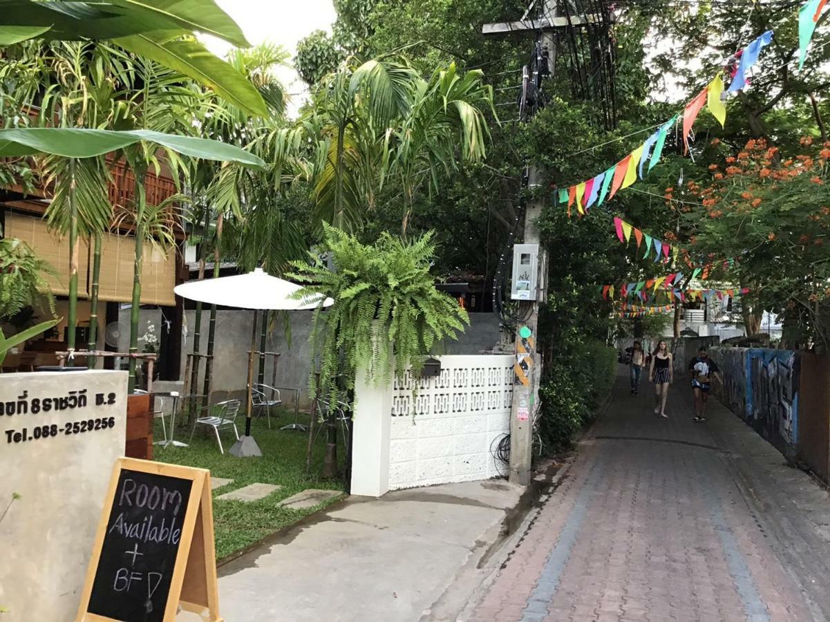 The Eight Ratvithi House Hotell Chiang Mai Exteriör bild