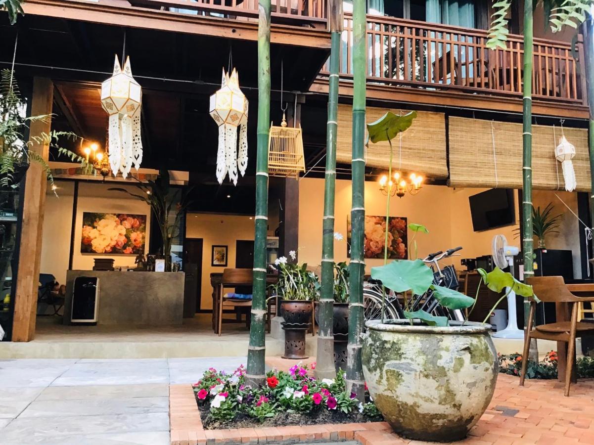 The Eight Ratvithi House Hotell Chiang Mai Exteriör bild