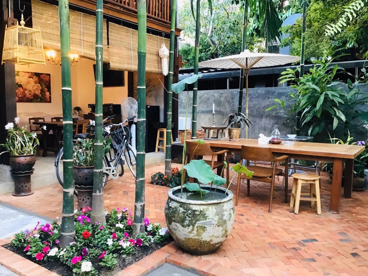 The Eight Ratvithi House Hotell Chiang Mai Exteriör bild